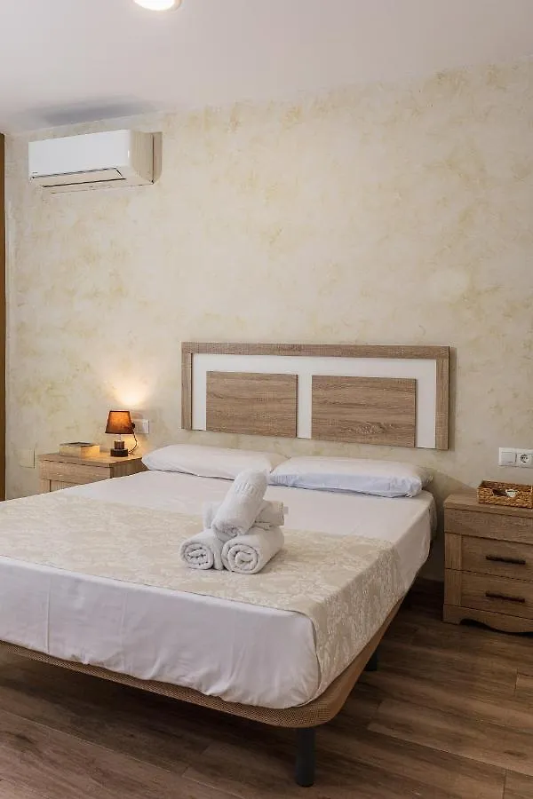 Apartamentos Lola Beach Малага