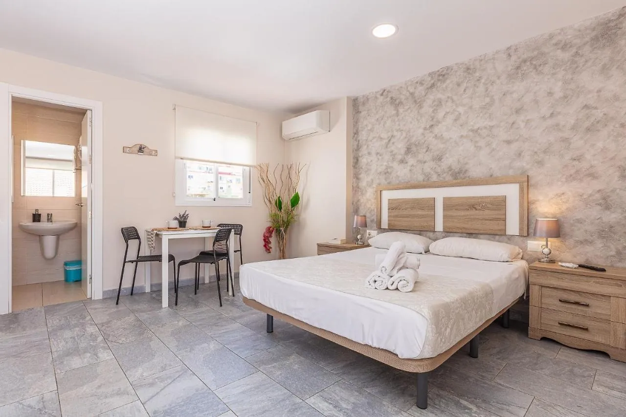 Apartamentos Lola Beach Малага