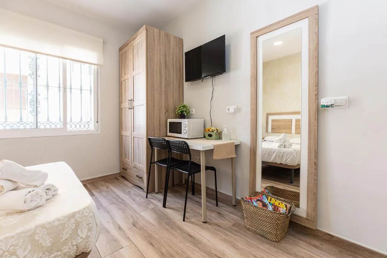 Apartamentos Lola Beach Малага