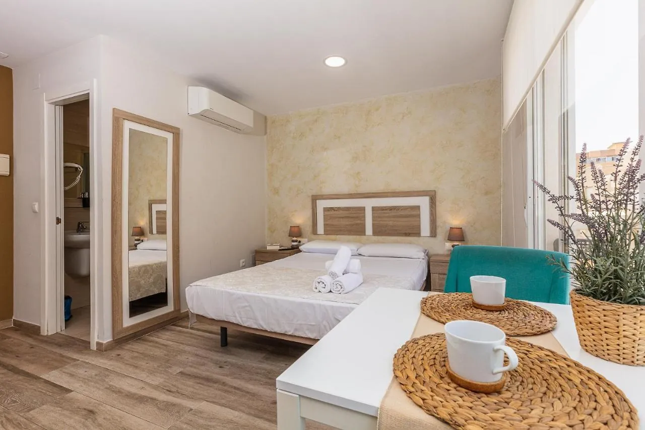 Apartamentos Lola Beach Малага